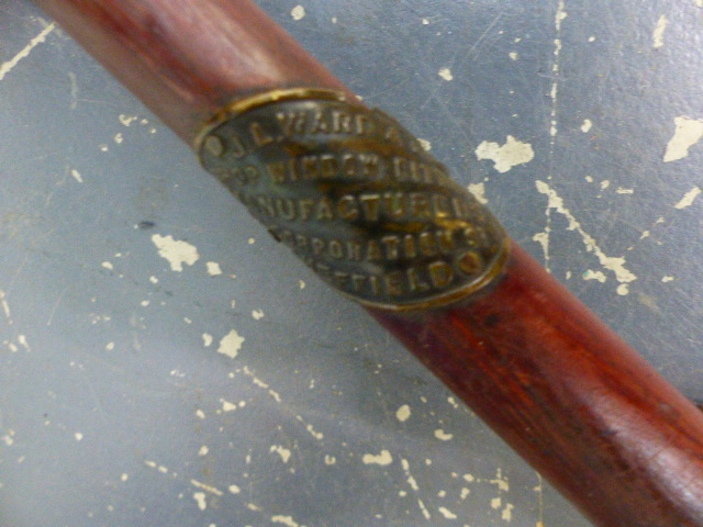 AN ANTIQUE J WARD & Co LIBRARY BOOK NIP WITH WOOD SHAFT. - Image 3 of 4
