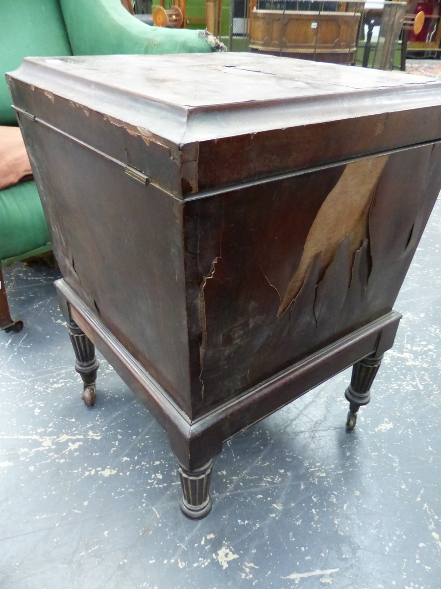 A GEORGIAN MAHOGANY SMALL CELLARETTE ON TURNED REEDED LEGS. - Image 2 of 3