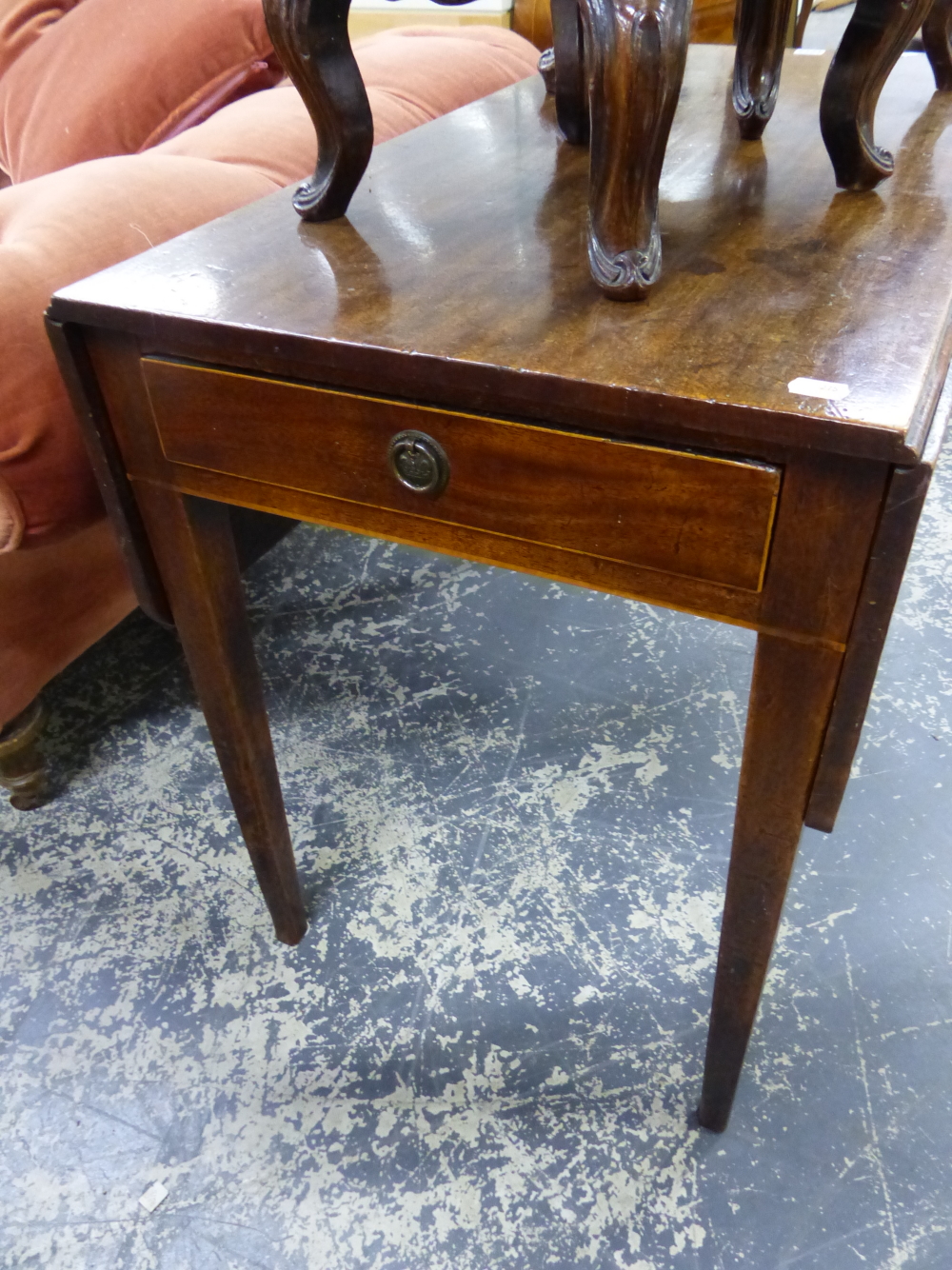 A LATE GEORGIAN MAHOGANY PEMBROKE TABLE WITH END DRAWER ON SQUARE TAPERED LEGS. W.91 x H.67cms. - Image 2 of 4