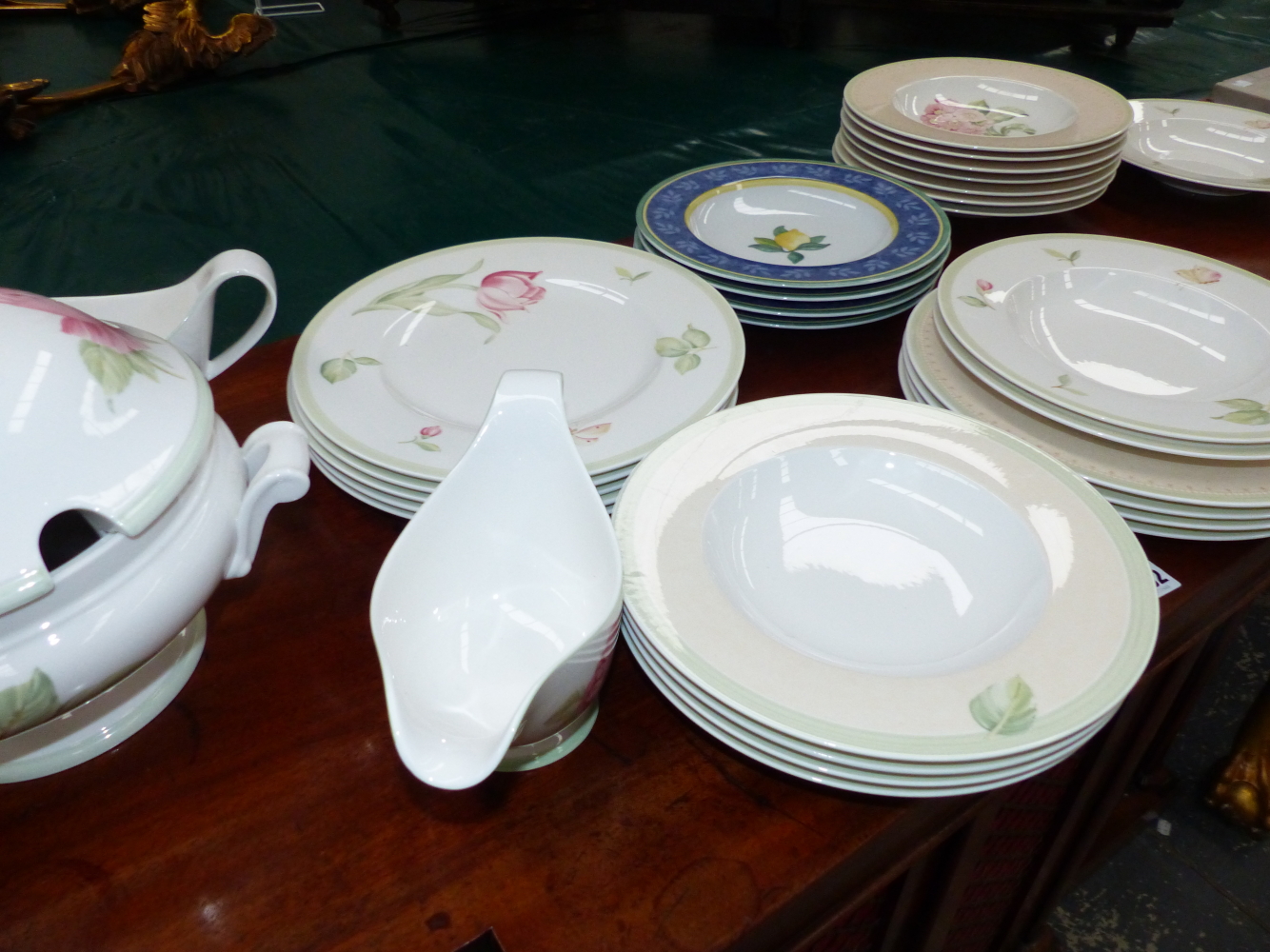 A VILLEROY AND BOCH FLOREA PATTERN PART DINNER SERVICE WITH GREEN RIM BANDS ENCLOSING FLOWER - Image 4 of 12