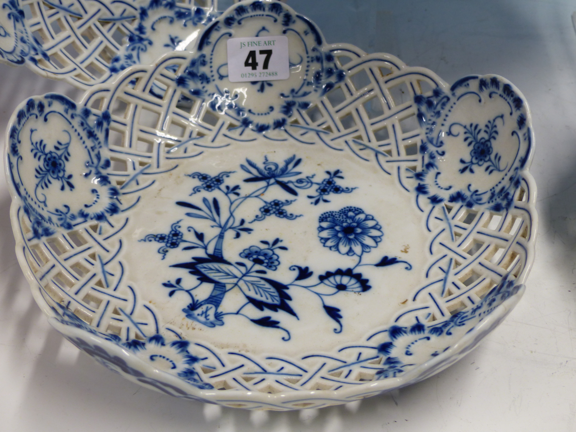 A MEISSEN ONION PATTERN PART DESSERT SERVICE, COMPRISING SEVEN PLATES AND TWO PAIRS OF BOWLS, THE - Image 4 of 9
