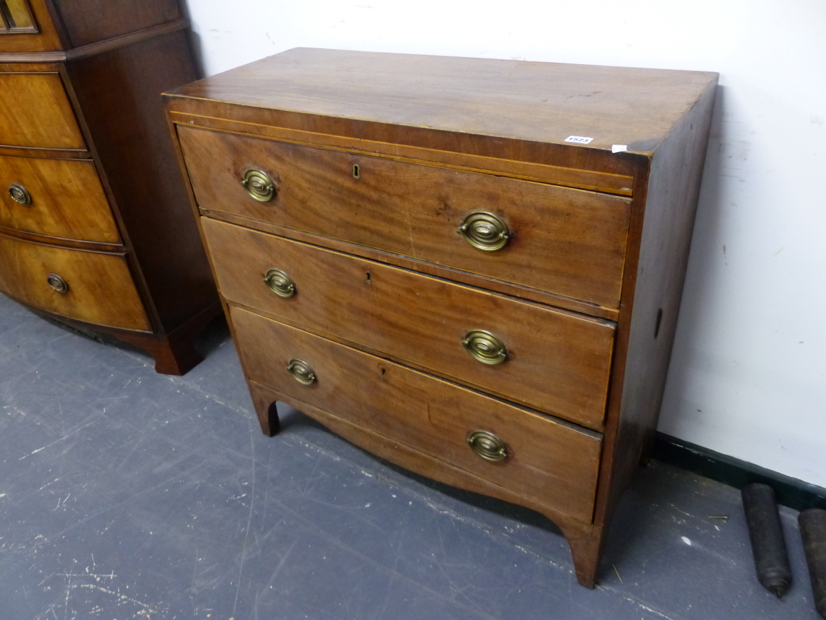 A REGENCY MAHOGANY CHEST OF THREE GRADED DRAWERS EACH WITH HOLLY LINED EDGE AND ABOVE A SERPENTINE