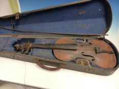 A WOODEN CASED VIOLIN AND BOW, THE BACK. H 35cms. THE OVERALL LENGTH. 59cms.