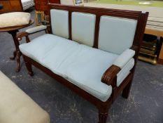 A VICTORIAN MAHOGANY SHOW FRAME HALL SETTLE WITH UPHOLSTERED PANEL BACK STANDING ON TURNED REEDED