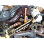 A COLLECTION OF VINTAGE SMOKING PIPES TO INCLUDE BRIARS, MEERSCHAUM AND CLAY EXAMPLES. (QTY)