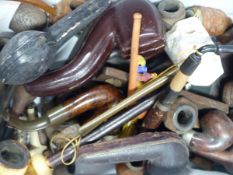 A COLLECTION OF VINTAGE SMOKING PIPES TO INCLUDE BRIARS, MEERSCHAUM AND CLAY EXAMPLES. (QTY)