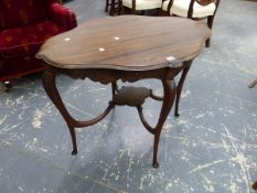 AN EDWARDIAN MAHOGANY OCCASIONAL TABLE WITH SHAPED TOP AND UNDERTIER. 93 x 69 x H.72cms.