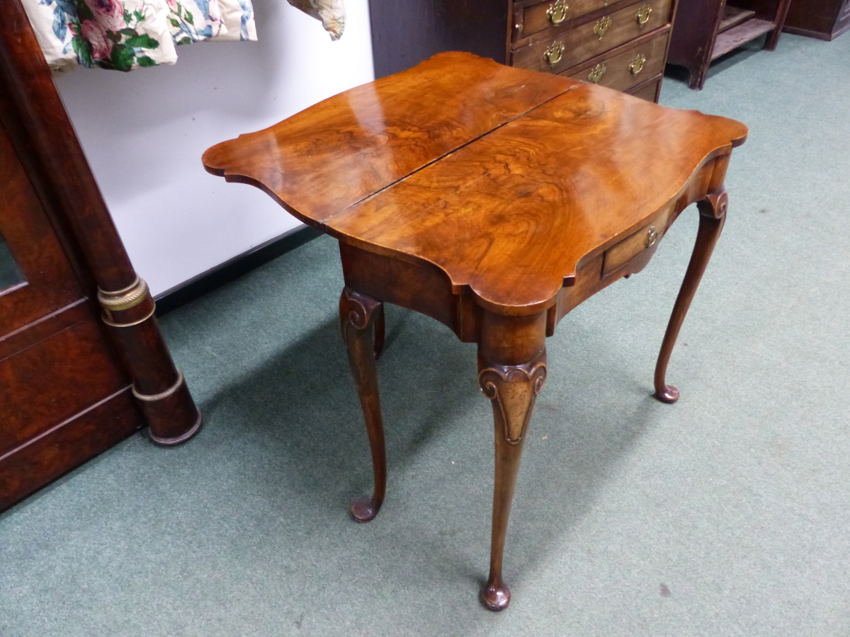 A GEORGIAN STYLE WALNUT FOLD OVER TEA TABLE WITH SHAPED TOP, SMALL FRIEZE DRAWER ON LONG SLENDER - Image 14 of 16