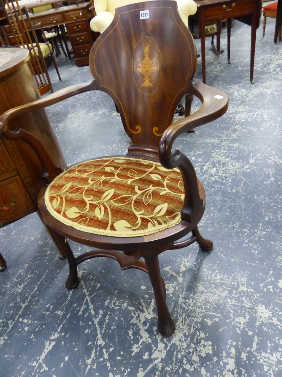 AN EDWARDIAN MAHOGANY DESK CHAIR, THE CARTOUCHE BACK INLAID WITH A VASE OVAL, THE CABRIOLE LEGS