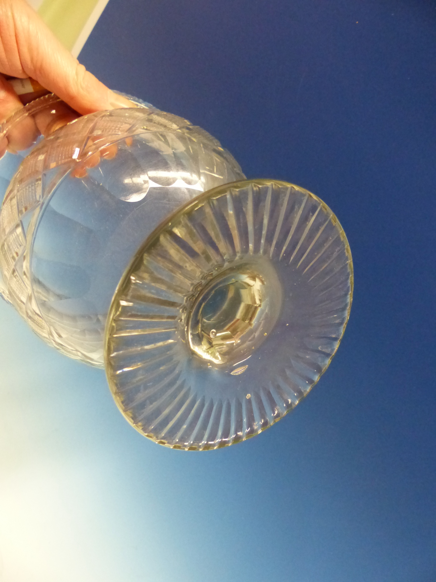 A FOOTED THISTLE SHAPED CLEAR GLASS BOWL, THE BODY WITH STRAWBERRY CUT DIAMOND DIAPER BAND ABOVE - Image 5 of 8