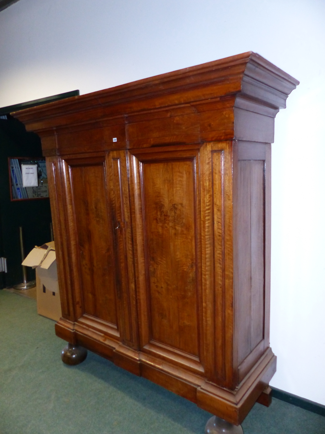 AN EARLY CONTINENTAL WALNUT BAROQUE STYLE ARMOIRE OF HEAVY CONSTRUCTION WITH MOULDED CORNICE, TWIN - Image 2 of 4