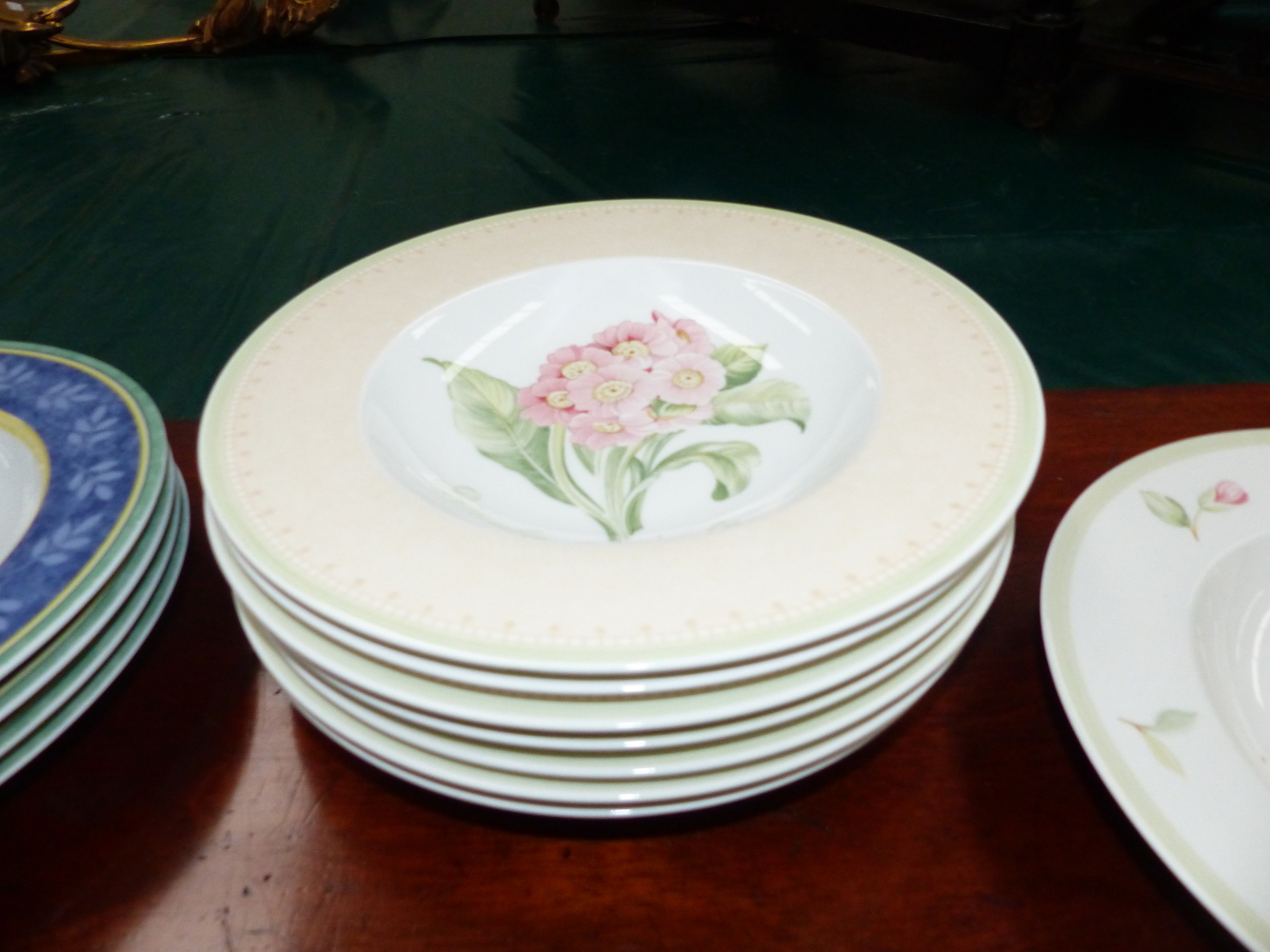 A VILLEROY AND BOCH FLOREA PATTERN PART DINNER SERVICE WITH GREEN RIM BANDS ENCLOSING FLOWER - Image 7 of 12