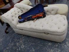 A MODERN BESPOKE BUTTON UPHOLSTERED BOX SEAT CHAISE LONGUE.