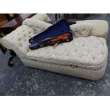 A MODERN BESPOKE BUTTON UPHOLSTERED BOX SEAT CHAISE LONGUE.