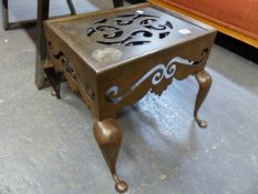 AN IRON TRIVET, THE RECTANGULAR TOP PIERCED WITH AN OVAL OF STYLISED LEAVES ABOVE BALUSTER LEGS. W