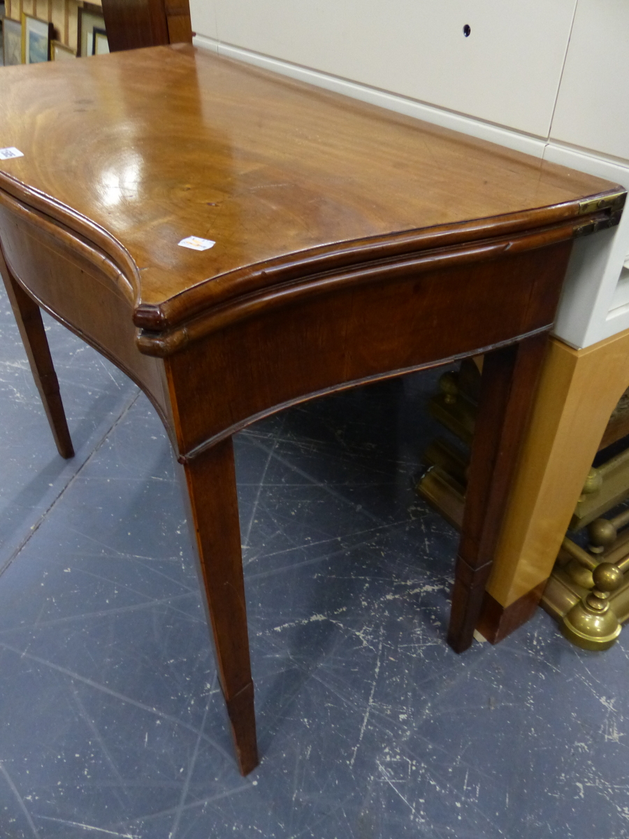 A REGENCY MAHOGANY FOLD OVER CARD TABLE WITH SERPENTINE FRONT ON SQUARE TAPERED LEGS. 86 x 88 x H. - Image 8 of 12