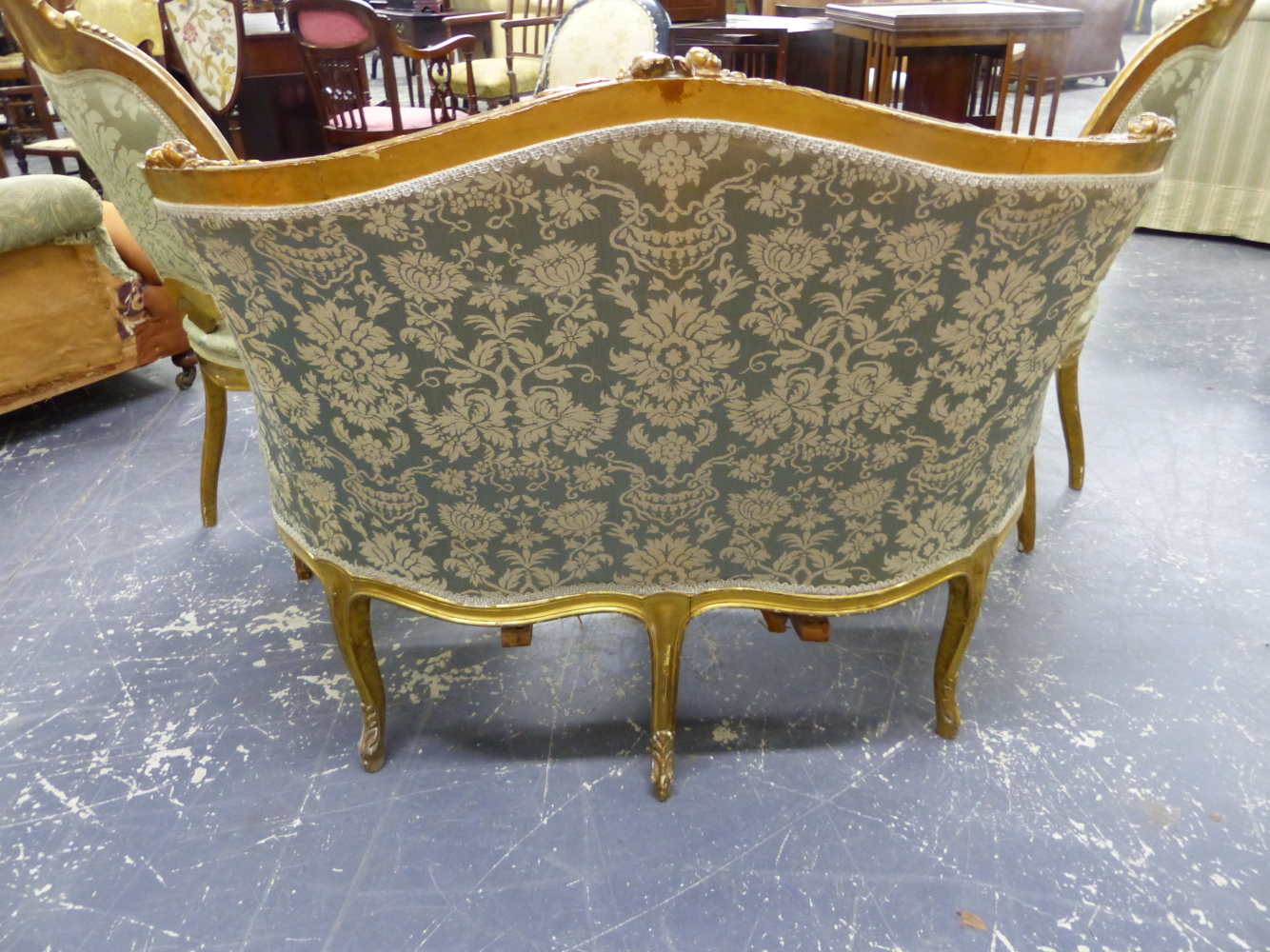 A LATE 19th.C.FRENCH GILTWOOD SETTEE ON CABRIOLE LEGS WTH SCALLOP DECORATION. W.112cms. - Image 2 of 2