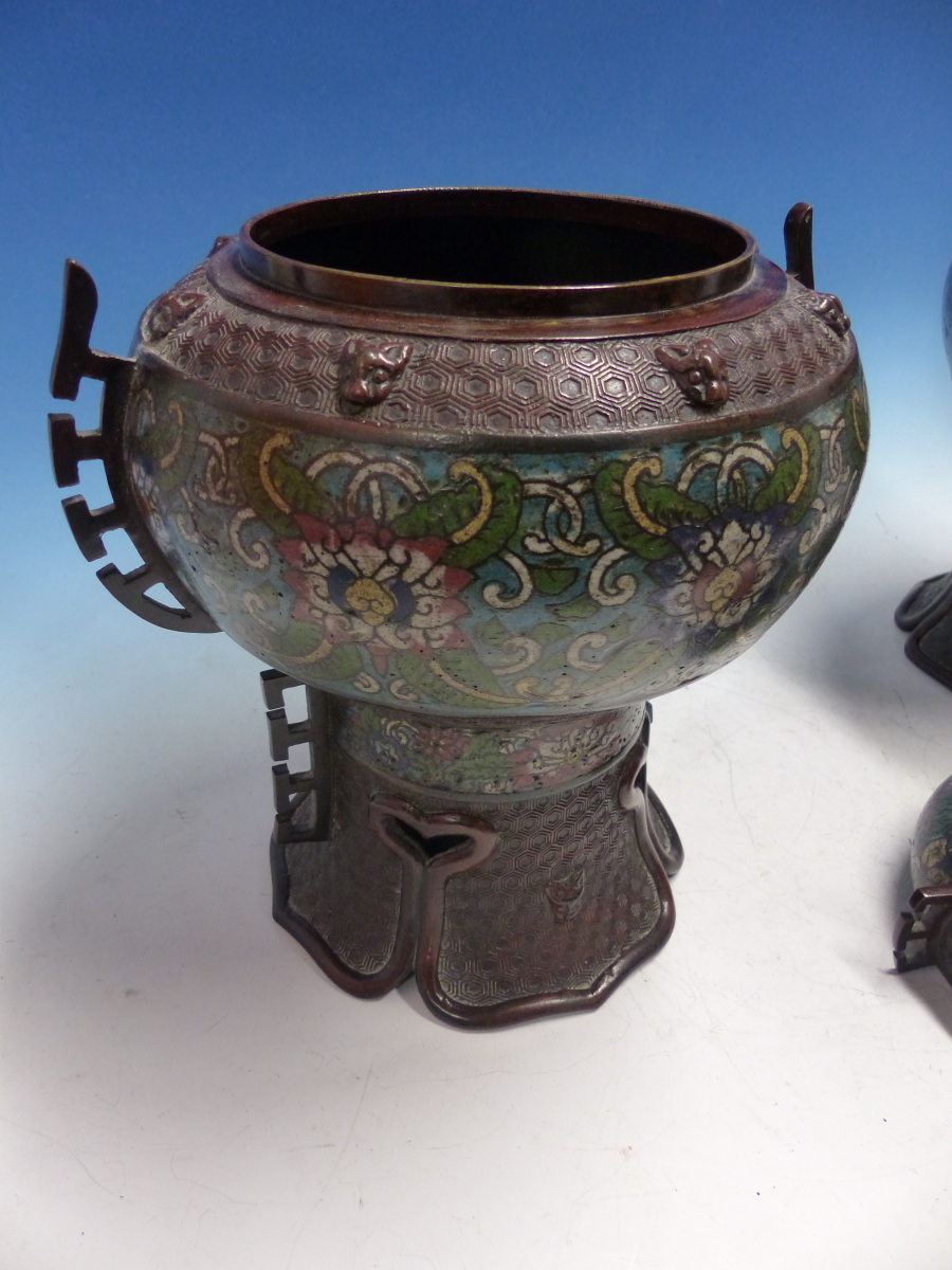 A PAIR OF CHINESE BRONZE INCENSE BURNERS AND COVERS, CHAMPLEVE ENAMELLED WITH LOTUS BANDS ABOVE - Image 17 of 28