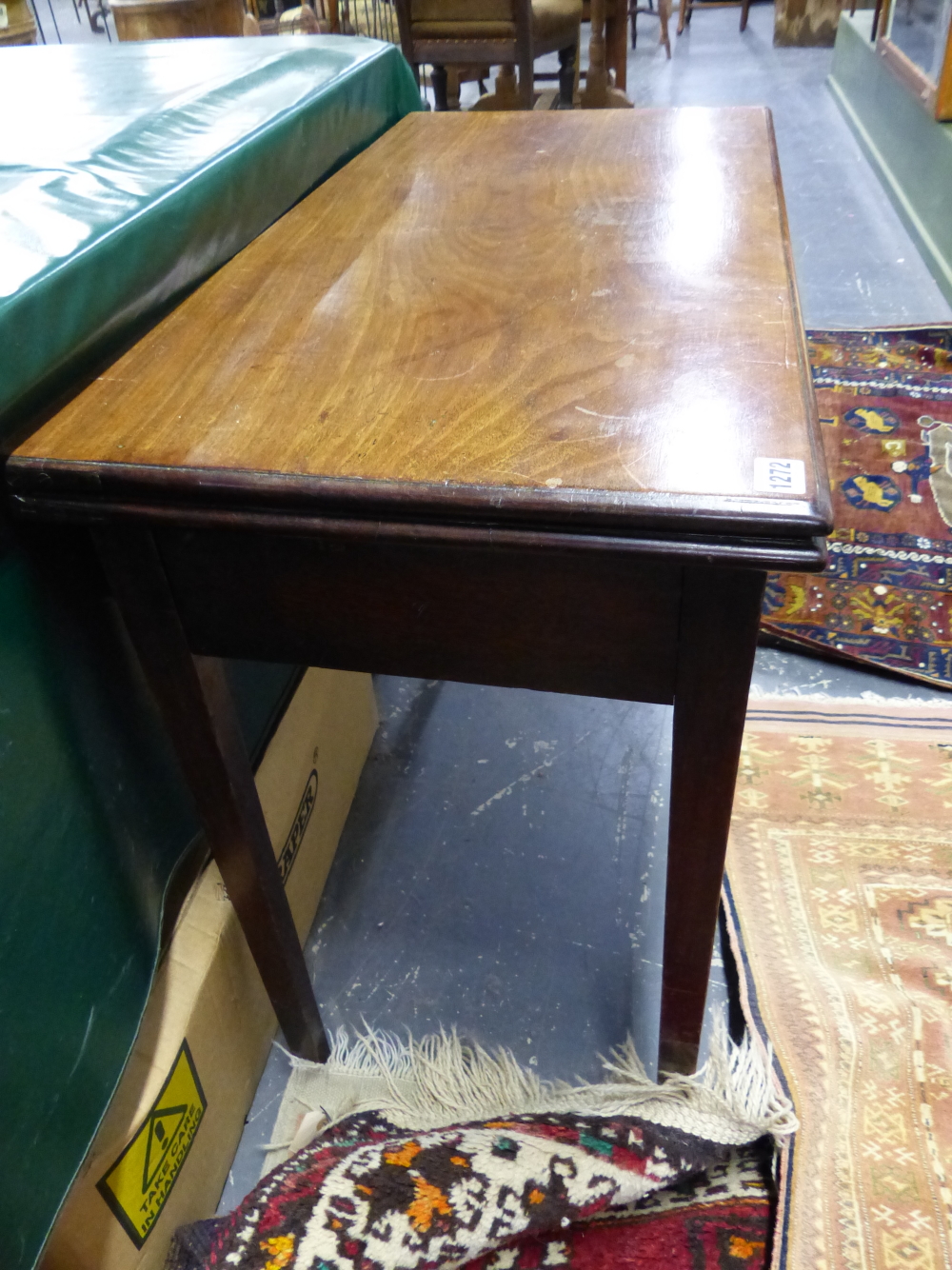A GEO.III.MAHOGANY FOLD OVER TEA TABLE WITH FRIEZE DRAWER ON PLAIN SQUARE TAPERED LEGS. 88 x 85 x - Image 3 of 5