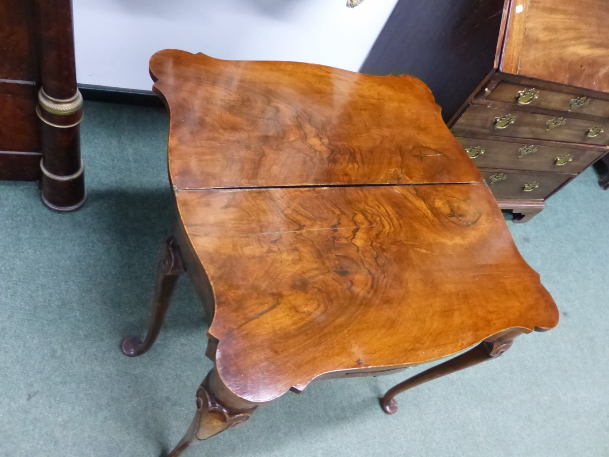 A GEORGIAN STYLE WALNUT FOLD OVER TEA TABLE WITH SHAPED TOP, SMALL FRIEZE DRAWER ON LONG SLENDER - Image 15 of 16