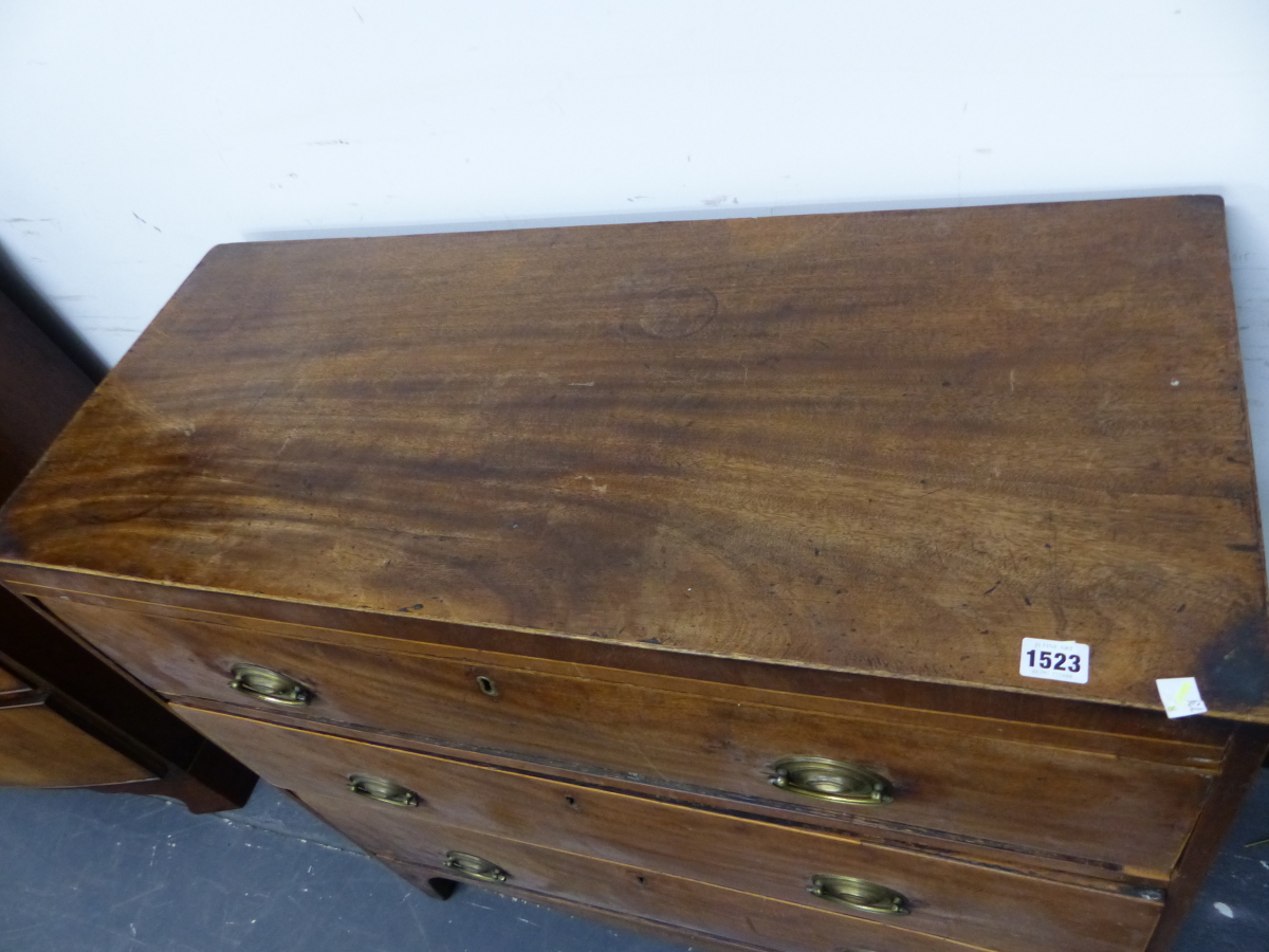 A REGENCY MAHOGANY CHEST OF THREE GRADED DRAWERS EACH WITH HOLLY LINED EDGE AND ABOVE A SERPENTINE - Image 6 of 10