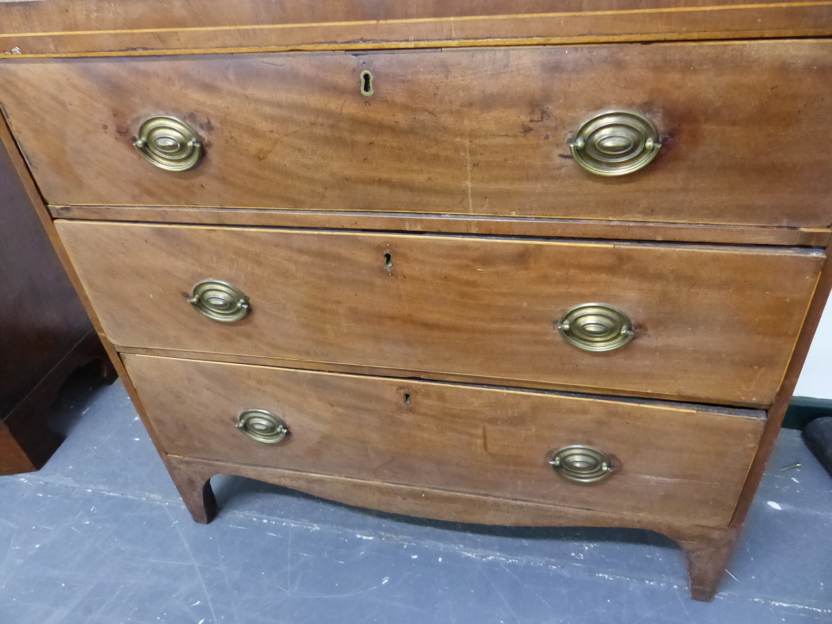 A REGENCY MAHOGANY CHEST OF THREE GRADED DRAWERS EACH WITH HOLLY LINED EDGE AND ABOVE A SERPENTINE - Image 4 of 10