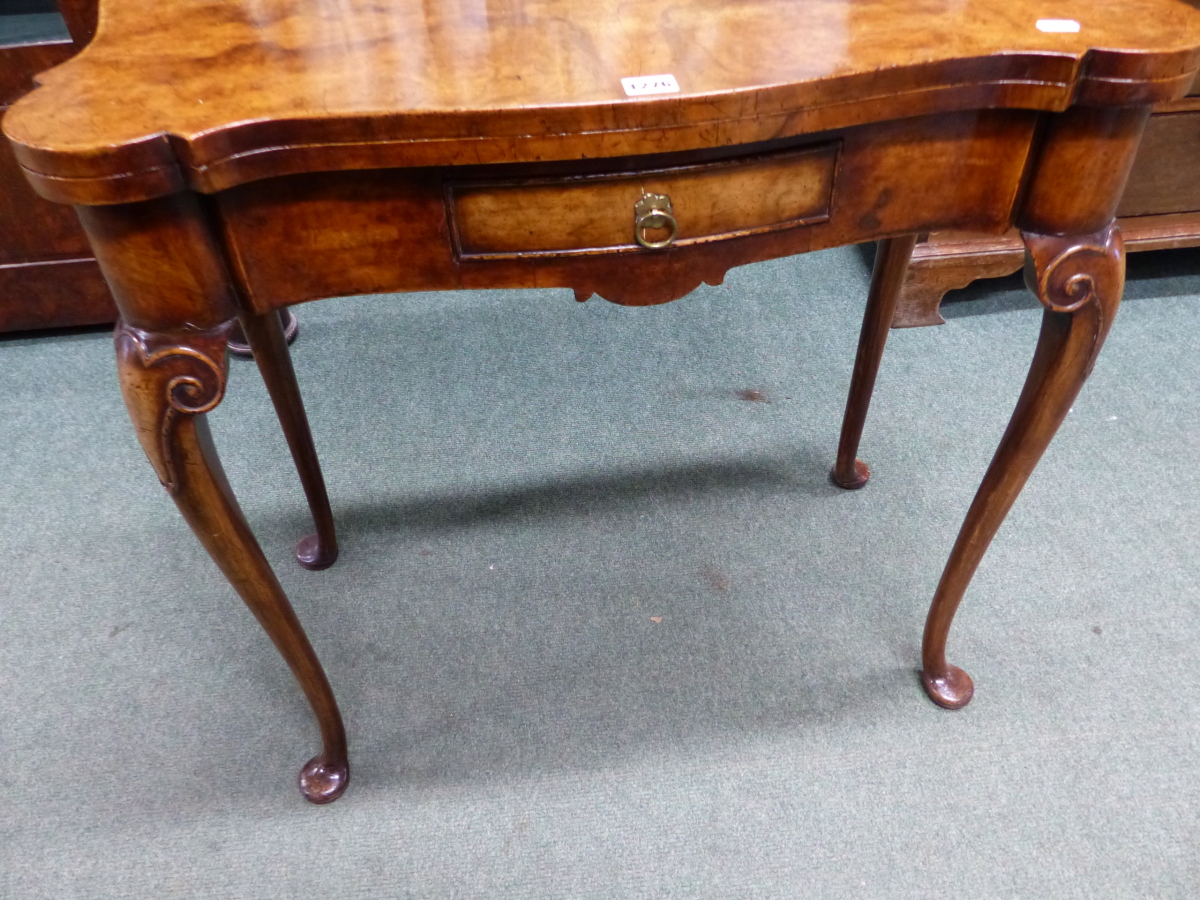 A GEORGIAN STYLE WALNUT FOLD OVER TEA TABLE WITH SHAPED TOP, SMALL FRIEZE DRAWER ON LONG SLENDER - Image 3 of 16