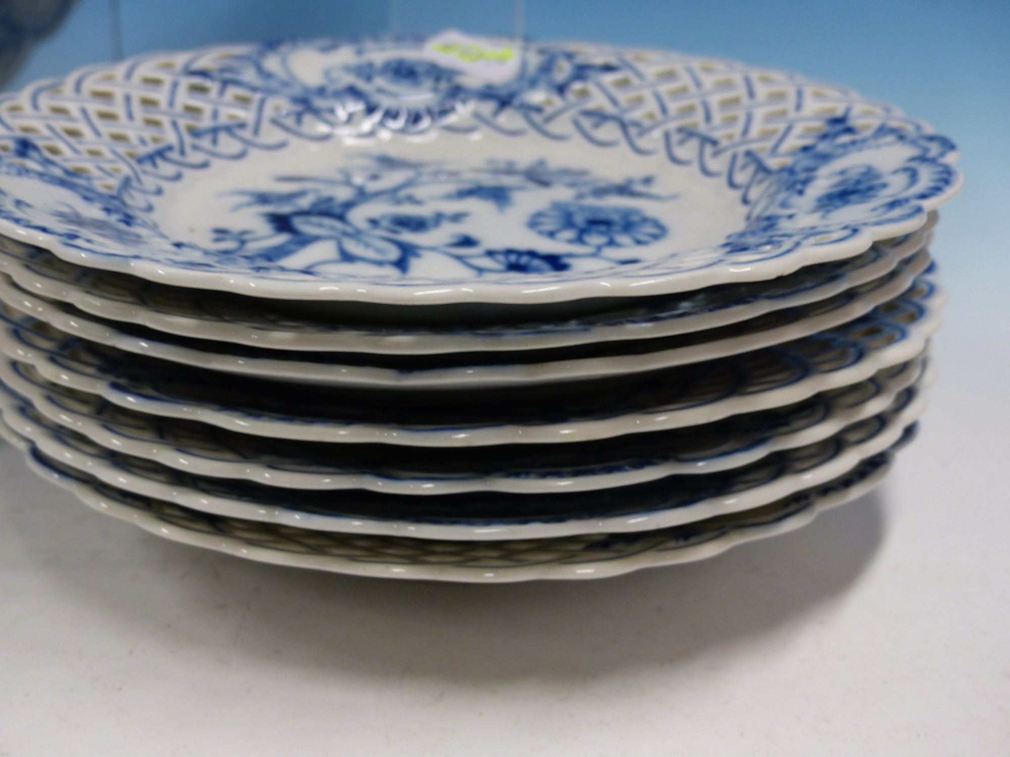 A MEISSEN ONION PATTERN PART DESSERT SERVICE, COMPRISING SEVEN PLATES AND TWO PAIRS OF BOWLS, THE - Image 6 of 9