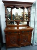 AN EDWARDIAN MIRROR BACKED MAHOGANY SIDEBOARD, THE FIVE PLATES FLANKED BY LEAF CARVED BALUSTER