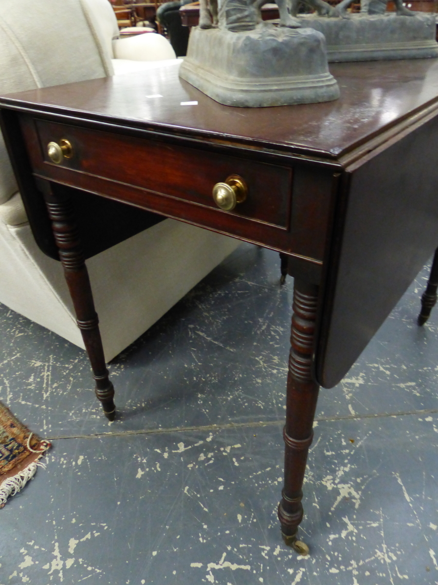A MAHOGANY PEMBROKE TABLE WITH DRAWER TO ONE END, THE TURNED TAPERING CYLINDRICAL LEGS ON BRASS - Image 4 of 4