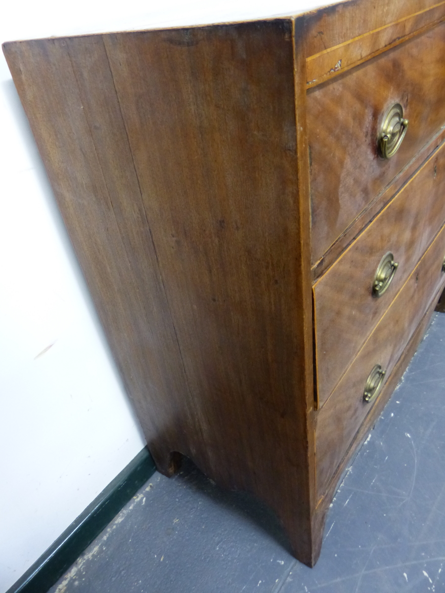 A REGENCY MAHOGANY CHEST OF THREE GRADED DRAWERS EACH WITH HOLLY LINED EDGE AND ABOVE A SERPENTINE - Image 9 of 10