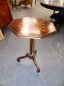 AN EARLY 19th.C.MAHOGANY AND BRASS INLAID TRIPOD TABLE WITH ROSEWOOD AND SATINWOOD CHEQUERBOARD TOP.