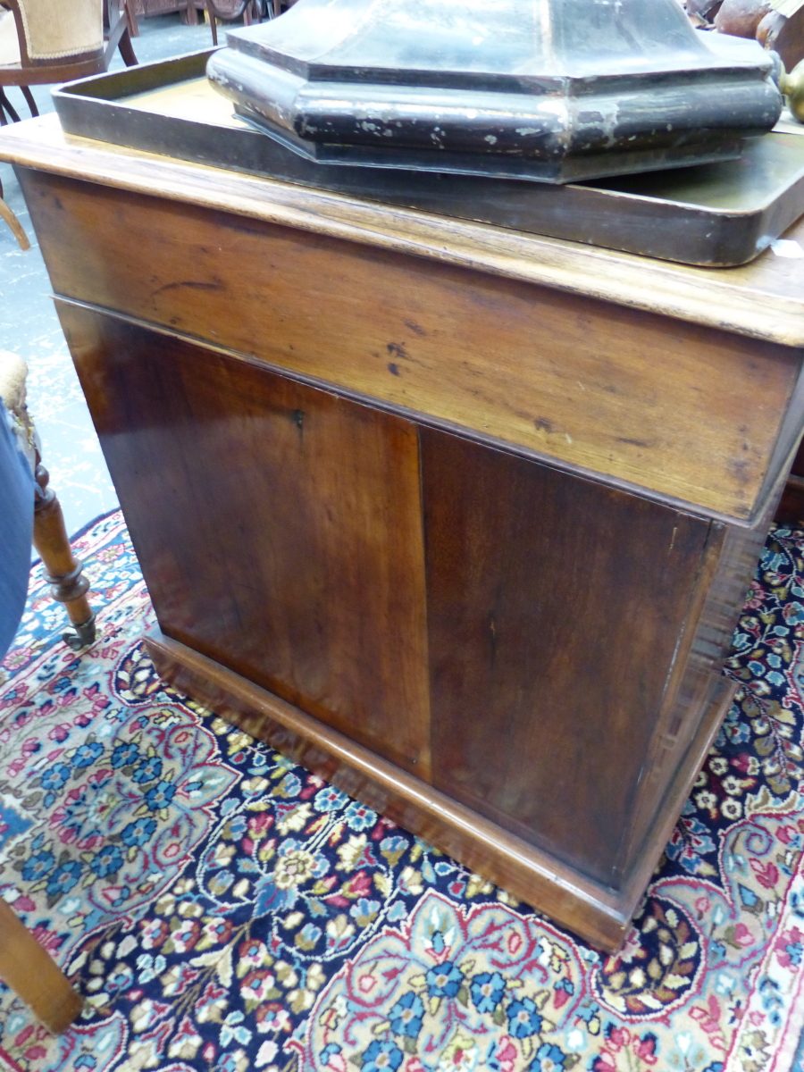 A VICTORIAN MAHOGANY TWIN PEDESTAL WRITING DESK WITH ARRANGEMENT OF NINE DRAWERS STANDING ON - Image 6 of 16