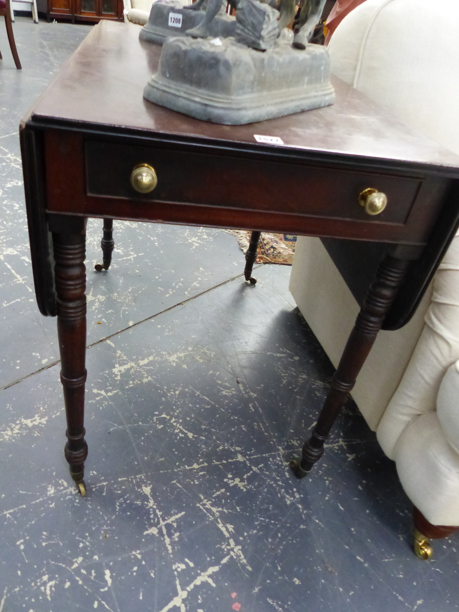 A MAHOGANY PEMBROKE TABLE WITH DRAWER TO ONE END, THE TURNED TAPERING CYLINDRICAL LEGS ON BRASS - Image 2 of 4