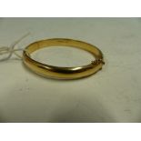 A 9ct GOLD HINGED BANGLE WITH A CHESTER HALLMARK.