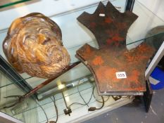 AN ANTIQUE CARVED FRUITWOOD ELEMENT OF A BEARDED MAN IN HAT TOGETHER WITH A PENWORK WALL BRACKET. (