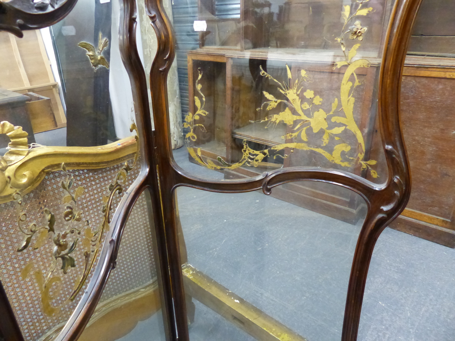 A CARVED MAHOGANY EDWARDIAN GLAZED THREE FOLD FLOOR SCREEN WITH UNUSUAL GILT DECORATION. H.142cms. - Image 3 of 4