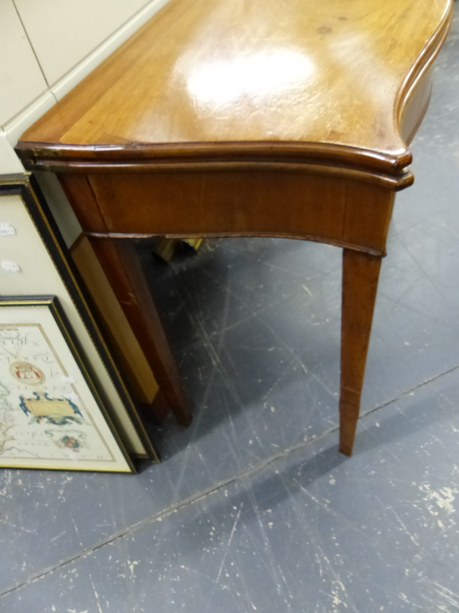 A REGENCY MAHOGANY FOLD OVER CARD TABLE WITH SERPENTINE FRONT ON SQUARE TAPERED LEGS. 86 x 88 x H. - Image 6 of 12