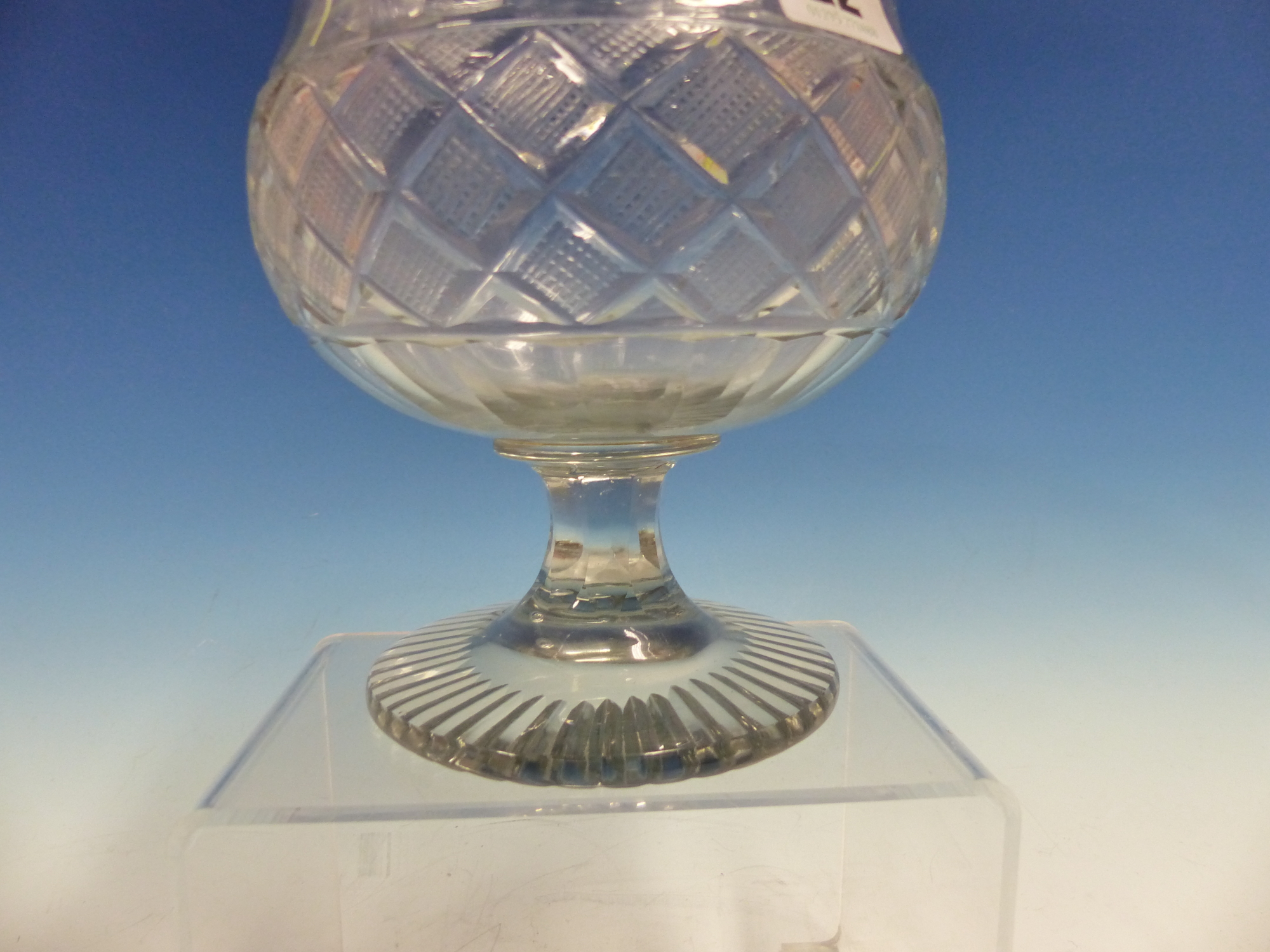 A FOOTED THISTLE SHAPED CLEAR GLASS BOWL, THE BODY WITH STRAWBERRY CUT DIAMOND DIAPER BAND ABOVE - Image 4 of 8