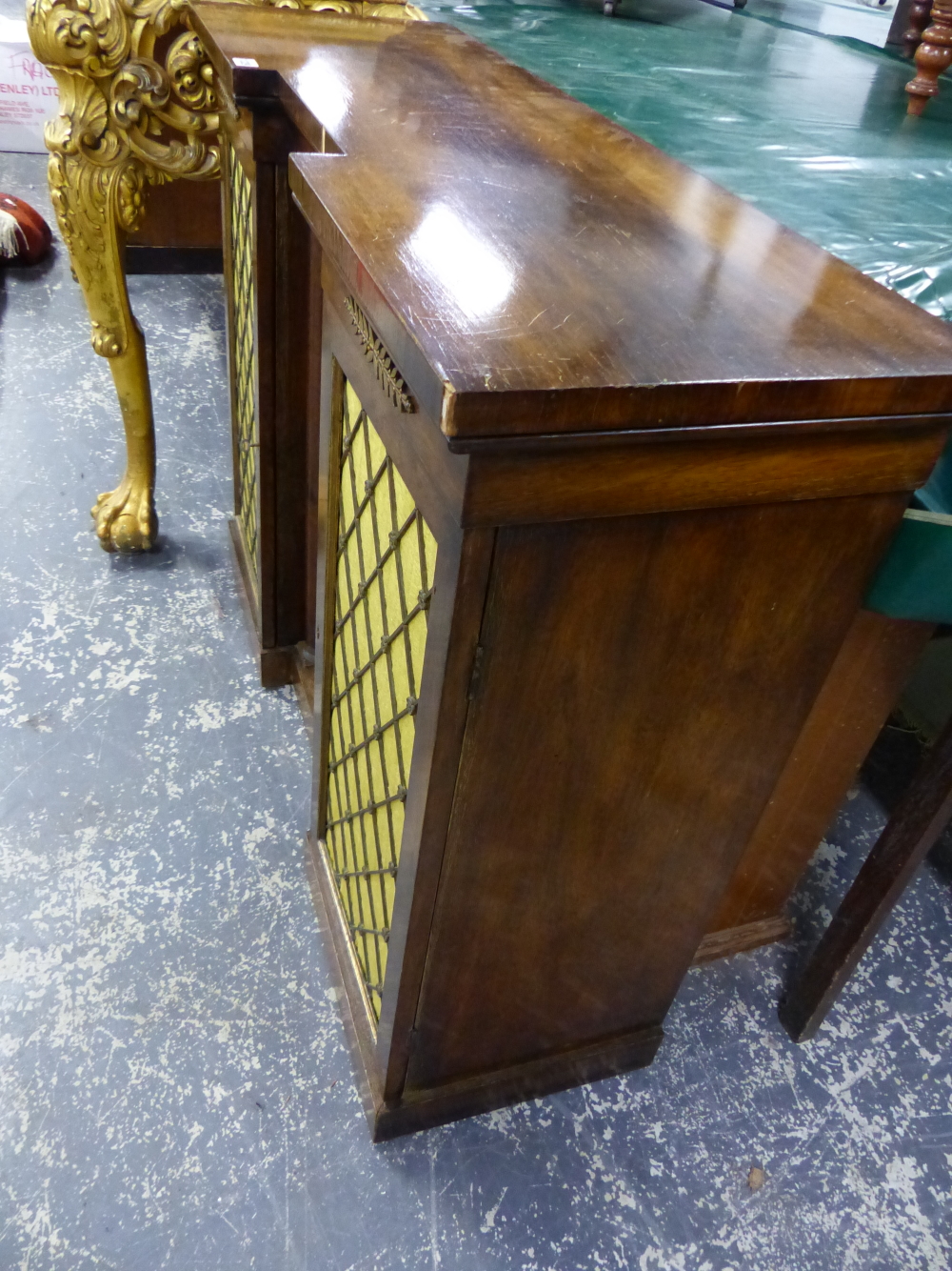 A REGENCY STYLE ROSEWOOD INVERTED BREAKFRONT SMALL BOOKCASE CABINET. 112 x 36 x H.86cms. - Image 3 of 3