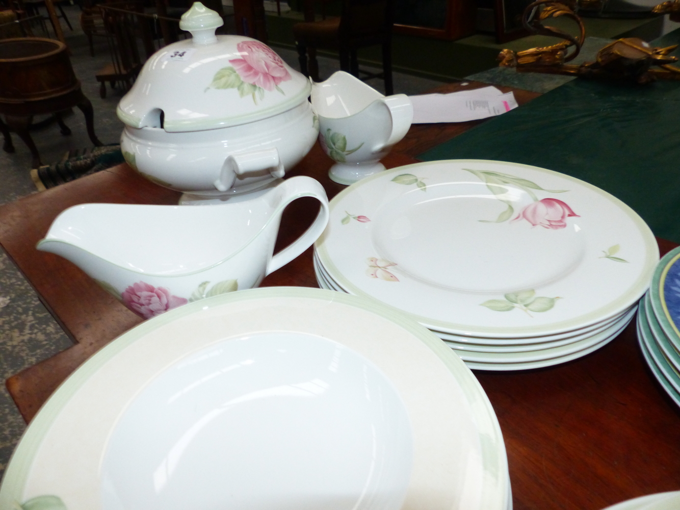 A VILLEROY AND BOCH FLOREA PATTERN PART DINNER SERVICE WITH GREEN RIM BANDS ENCLOSING FLOWER - Image 11 of 12