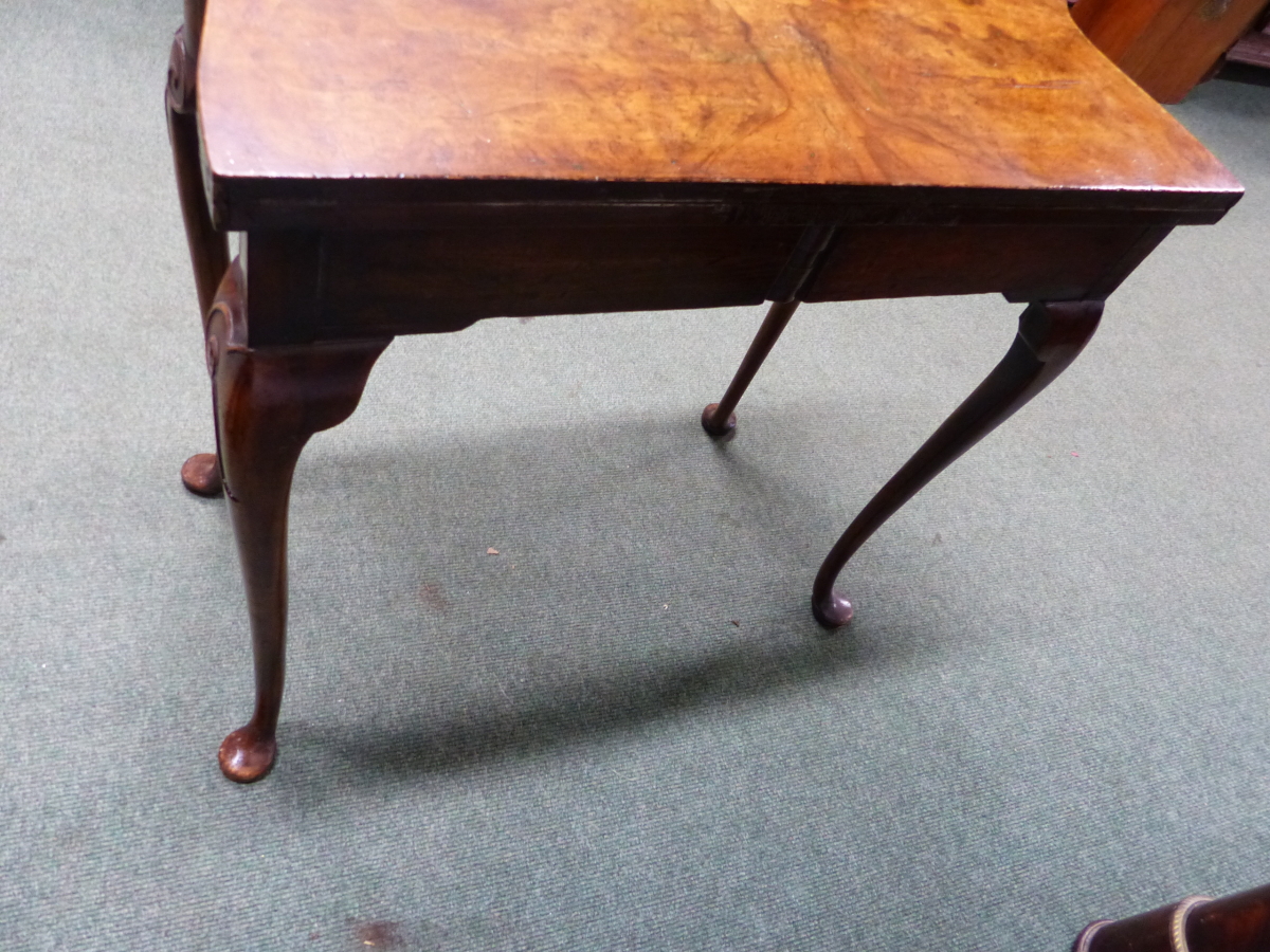 A GEORGIAN STYLE WALNUT FOLD OVER TEA TABLE WITH SHAPED TOP, SMALL FRIEZE DRAWER ON LONG SLENDER - Image 9 of 16