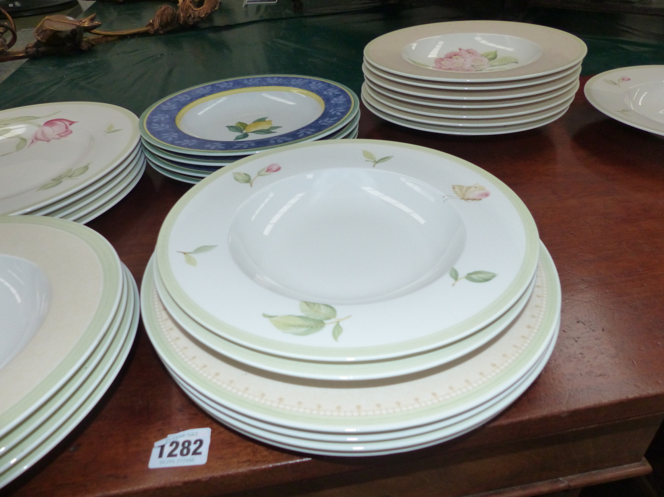 A VILLEROY AND BOCH FLOREA PATTERN PART DINNER SERVICE WITH GREEN RIM BANDS ENCLOSING FLOWER - Image 5 of 12