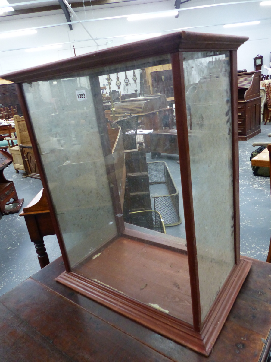 THREE GLAZED MAHOGANY TABLE TOP DISPLAY CASES, THE LARGEST TO TAKE THREE SHELVES. W 57 x D 38 x H - Image 3 of 4