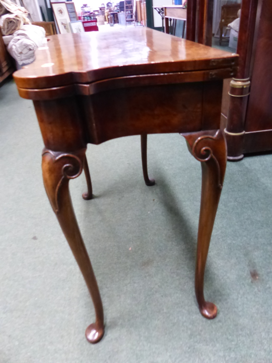 A GEORGIAN STYLE WALNUT FOLD OVER TEA TABLE WITH SHAPED TOP, SMALL FRIEZE DRAWER ON LONG SLENDER - Image 7 of 16