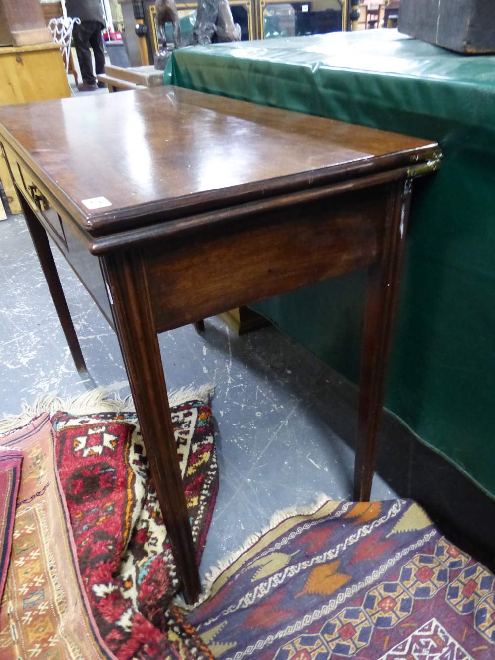 A GEO.III.MAHOGANY FOLD OVER TEA TABLE WITH SMALL DRAWER ON SHAPED SQUARE TAPERED LEGS. 91 x 91 x - Image 3 of 5