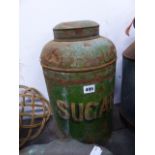 A SMALL COLLECTION OF VINTAGE METALWARE TO INCLUDE A TOLE SUGAR CANNISTER, A BRASS JAM PAN, LIDDED