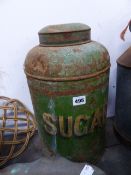 A SMALL COLLECTION OF VINTAGE METALWARE TO INCLUDE A TOLE SUGAR CANNISTER, A BRASS JAM PAN, LIDDED