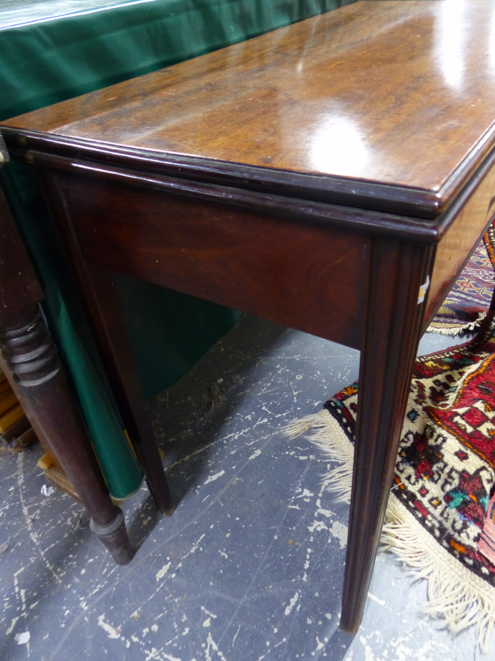 A GEO.III.MAHOGANY FOLD OVER TEA TABLE WITH SMALL DRAWER ON SHAPED SQUARE TAPERED LEGS. 91 x 91 x - Image 4 of 5