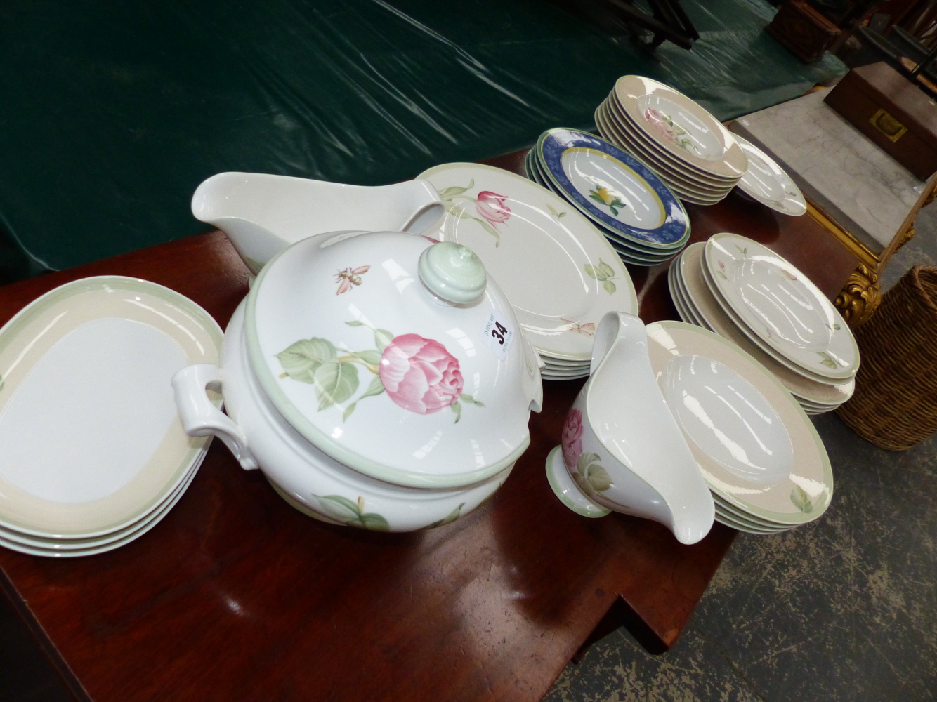 A VILLEROY AND BOCH FLOREA PATTERN PART DINNER SERVICE WITH GREEN RIM BANDS ENCLOSING FLOWER - Image 2 of 12